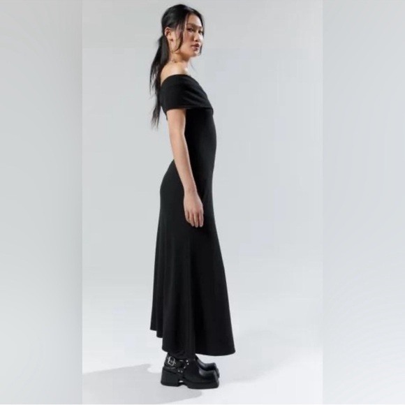 Silence + Noise Jayde Off-The-Shoulder Maxi Dress - Picture 5 of 11